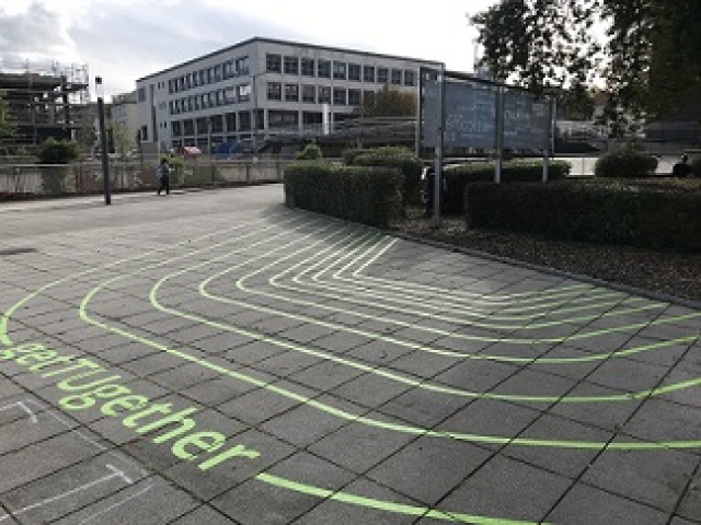 Vorplatz des Hörsaalzentrums mit grünen Linien, die die getTugether Zonen bezeichnen