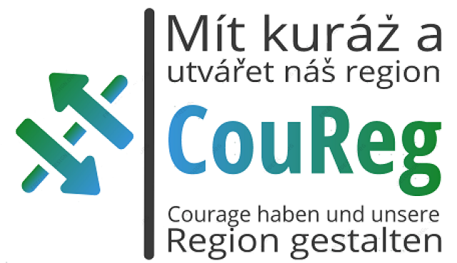  Logo des Projekts CouReg mit folgendem Text: 'Mít kuráž a utvářet náš region' auf Tschechisch und „Courage haben und unsere Region gestalten“ auf Deutsch, daneben eine Linie die in beide Richtungen von Pfeilen durchkreuzt wird.