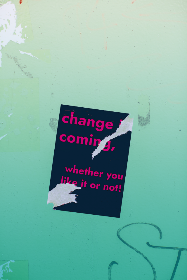 Sticker auf einer Wand mit der Aufschrift 'Change ist Coming whether you like it or not'