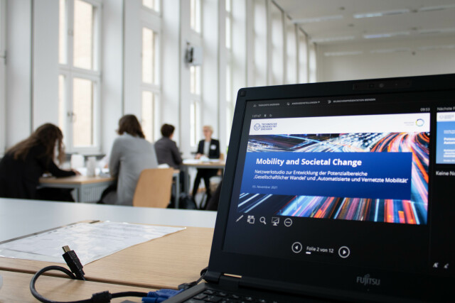 Geöffneter Laptop mit der Startfolie der Präsentation 'Netzwerkstudio Mobility and Societal Change'