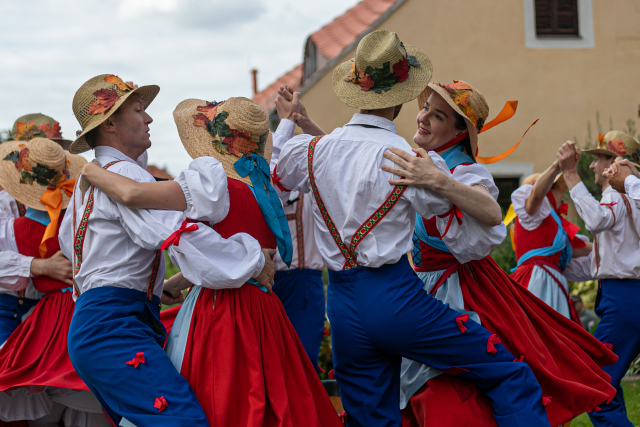 Tanzende in Folklorekostümen