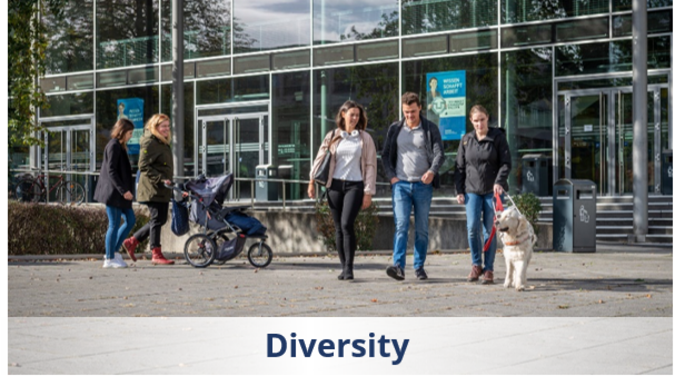 Menschen mit Kinderwagen und Blindenhund vor derm Hörsaalzentrum