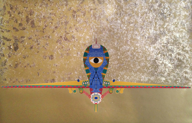 Bild des Werkes 'Reaper' der Künstlerin Mahwish Chishty. Eine stilisierte Drohne mit einem beobachtenden Auge auf bräunlichem Hintergrund.