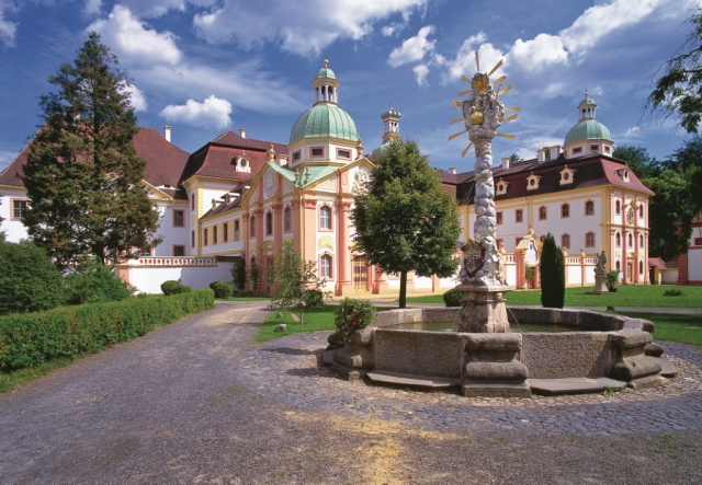 Foto der Abtei St. Marienthal mit dem Dreifaltigkeitsbrunnen im Vordergrund