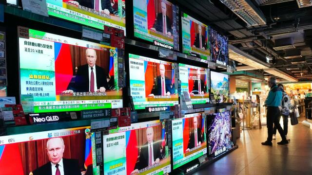 Fernsehbildschirme in Hongkong zeigen die Nachrichten am ersten Tag des russischen Angriffs auf die Ukraine.