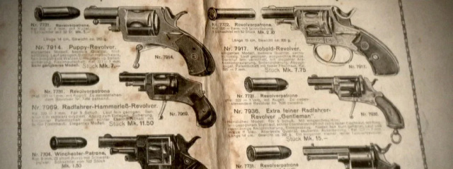 Bild eines aufgeschlagenen Kataloges, in dem Waffen für den Erwerb und dazugehörige Beschreibungen abgebildet sind.
