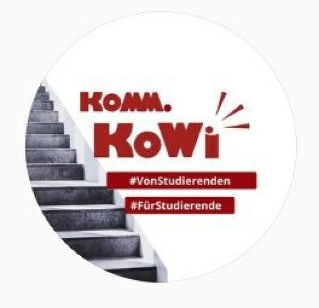 Logo des Projekts. Ausschnitt einer Treppe. Vorne steht in Rot 'Komm. KoWi. #VonStudierenden #Für Studierende'.