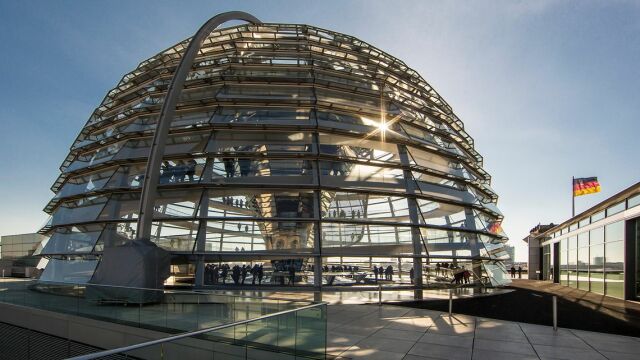 Foto der Kuppel des Reichstaggebäudes von außen.