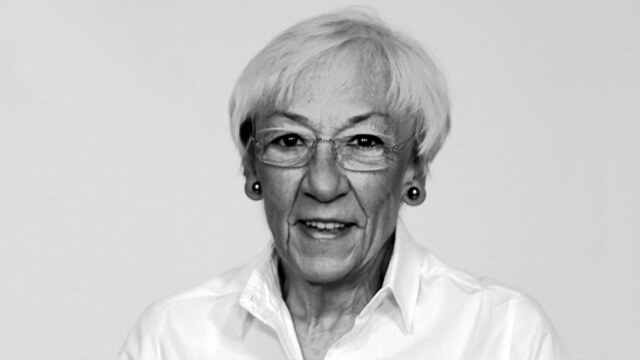 Portrait von Ursula Schaefer in Schwarz-Weiß