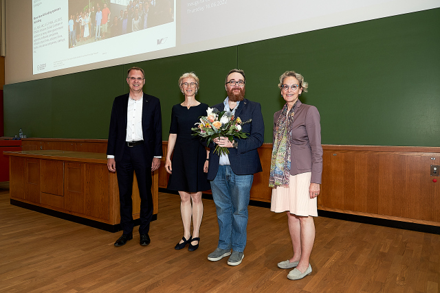 Gruppenbild: TUD-Rektorin Prof.in Ursula M. Staudinger, Prof. S. Travis Waller, Prof.in Regina Gerike und Prof. Günther Prokop