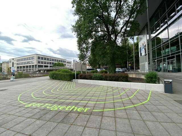 Foto vom Gelände vor dem HSZ. Zu sehen sind mit gelber Farbe gezogene Grenzen der getTUgether zones.
