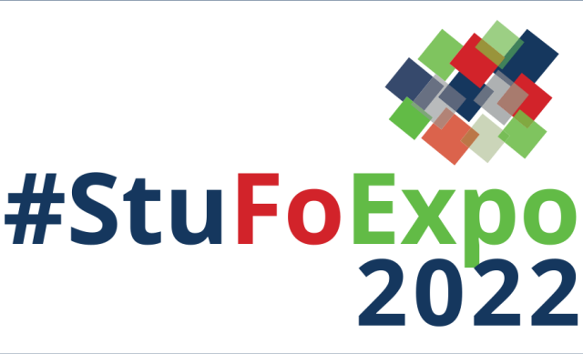 Veranstaltungsplakat mit dem Schriftzug '#StuFoExpo 2022' in bunten Farben. Oben rechts sind übereinanderliegende, bunte Kacheln.