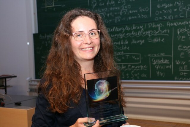 Foto der Gewinnerin Charlotte Lotze mit dem Preis in der Hand