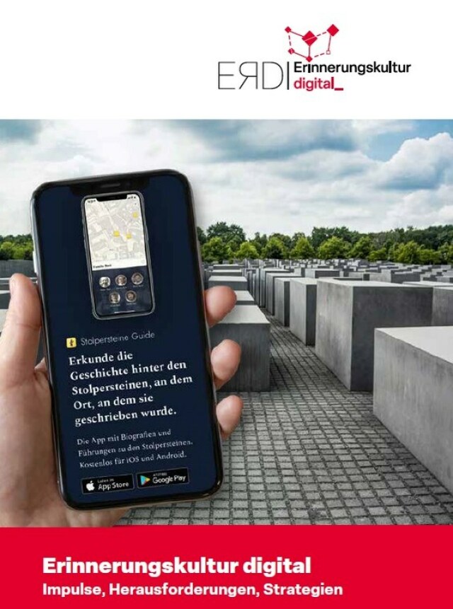 Im Vordergrund hält eine Hand ein Smartphone, auf dessen Display der 'Stolpersteine Guide' zu erkennen ist. Im Hintergrund sind aneinandergereihte, nach hinten ragende Stolpersteine zu erkennen. Unten steht der Veranstaltungstitel auf rotem Hintergrund.