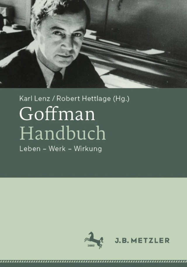 Buchcover. Im oberen Drittel ein schwarz-weiß Bild von Goffmann. Die anderen zwei Drittel mit Buchtitel, Namen der Herausgeber & des Verlags auf zwei unterschiedlichen Grüntönen.