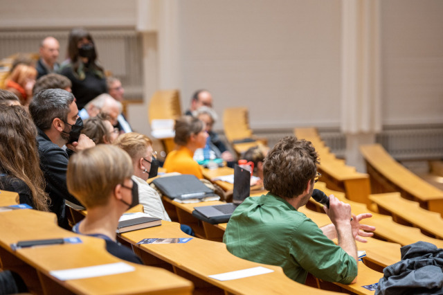 Teilnehmer:innen TUDiSC-Verbundtagung  im Publikum der Universitätsweiten Antrittsvorlesung von Orit Halpern.