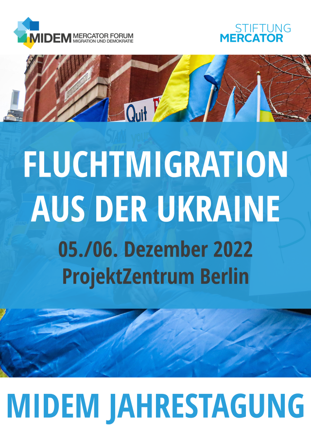 Veranstaltungsplakat mit allen Daten. Überwiegend in Blau- und Gelbtönen. Im Hintergrund sind ukrainische Flaggen vor einem Gebäude.
