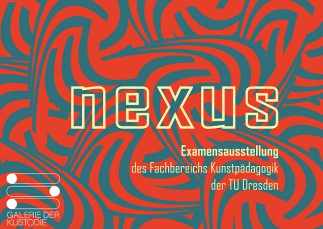 Abstrakte rot-graue Muster im Hintergrund, darauf der Schriftzug 'nexus. Examensausstellung des Fachbereichs Kunstpädagogik der TU Dresden' und das Logo der Kustodie der TU Dresden in gelb