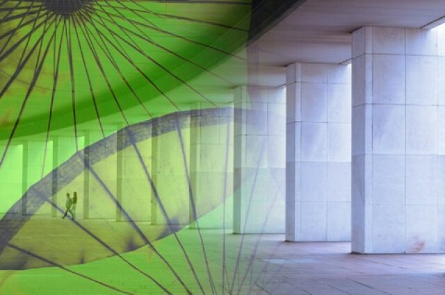 Bild eines riesigen Eingangsbereichs mit Säulen eines Gebäudes. Auf der linken Hälfte ist eine grünlich transparente Ebene hinzugefügt, die radartige Objekte zeigt.