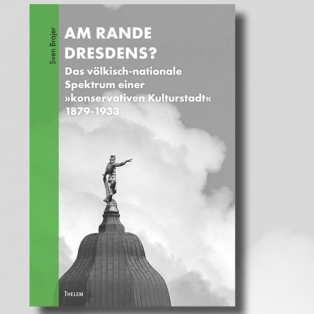 Das Buchcover ziert die Kuppel und Statue des Neuen Rathauses in Dresden vor gräulichem Himme