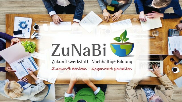 Stockimage mit an einem Tisch sitzenden Menschen, die sich unterhalten und Unterlagen sowie Laptops und Schreibutensilien auf dem Tisch haben. In de rMitte ist das Logo von ZuNaBi und dessen Motto blass-weiß umrahmt.