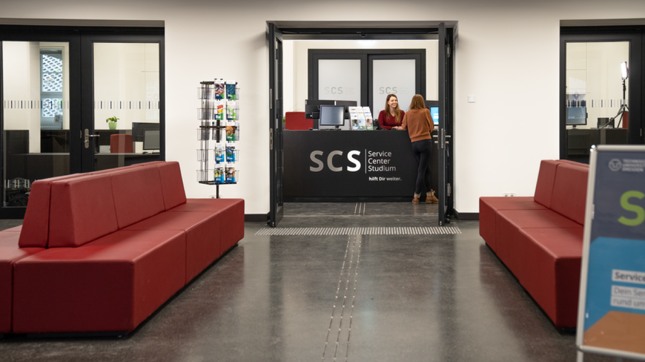 Foto der neuen Räumlichkeiten des SCS im Fritz-Förster-Bau mit Infotheke und roten Sofas im Foyer.
