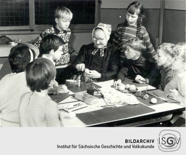 Ostereierverzieren unter der Anleitung der Sorbischen Volkskünstlerin Marja Kudzelina in Trebendorf/Trjebin (1967).