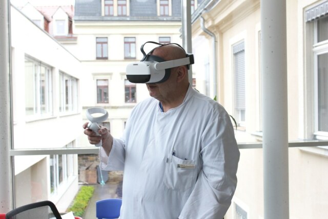 Prof. Dr. Jens-Uwe Erk, Chefarzt der Klinik für Innere Medizin und Medizinischer Direktor des Diakonissenkrankenhauses Dresden, beim Testen eines VR-Szenarios. 