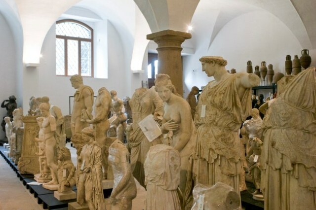 Sharepic mit dem Schriftzug 'Die antiken Kulturen in Dresden' auf einem verschwommenen Gemälde eines antiken Plenums.