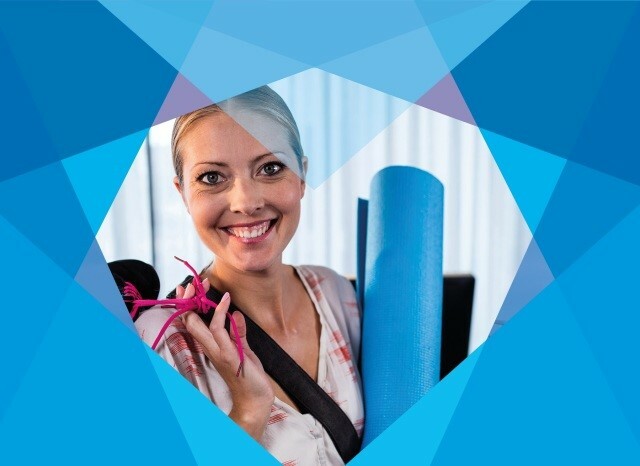 Eine Frau mit Yogamatte lächelt aus einem Rahmen aus blauen Formen heraus. 