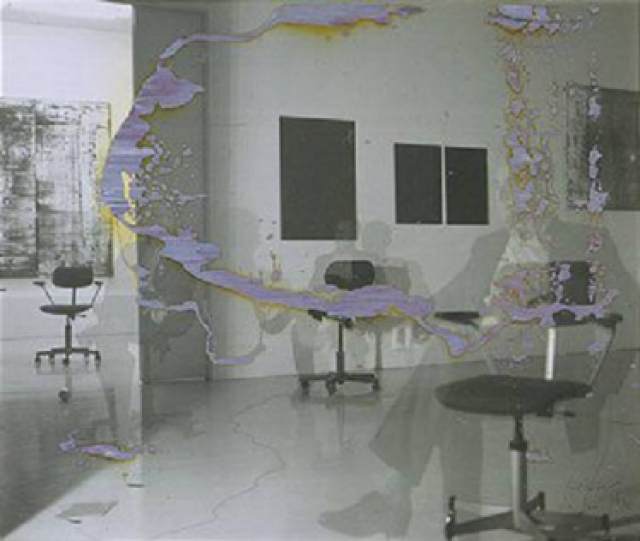Fotografie eines Ausstellungsraums, in dem an mehreren Stellen schemenhaft ein Mann (Gerhard Richter) auf einem Bürostuhl zu sehen ist. Ein ausgebrannter Effekt ist darübergelegt.