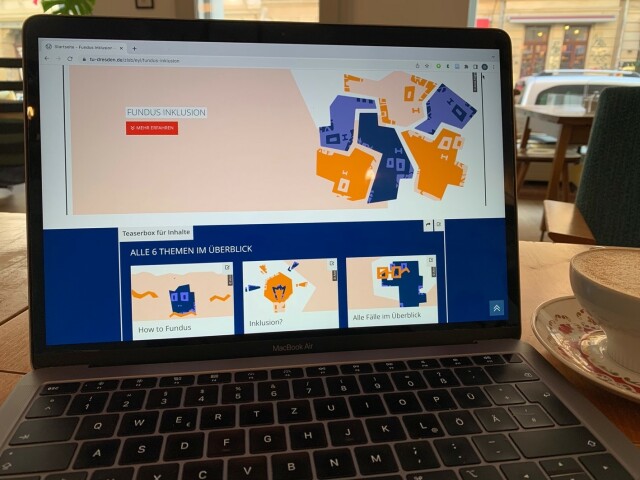 Foto eines aufgeklappten Laptops, auf dem die Website des Team Fundus offen ist.