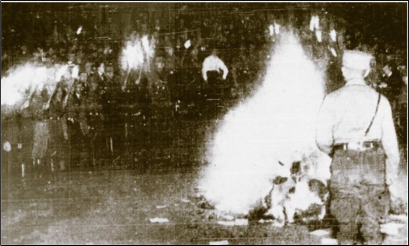 Foto aus der NS-Zeit, das die Bücherverbrennung zeigt.