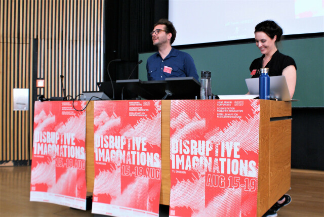 Moritz Ingwersen und Julia Gatermann am Rednerpult bei der Tagung „Disruptive Imaginations“.