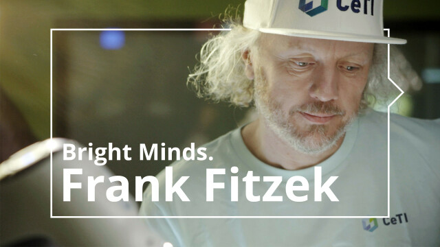 Portraitfoto von Prof. Fitzek, der ein weißes Basecap mit dem Logo von CeTI trägt und konzentriert nach unten schaut.