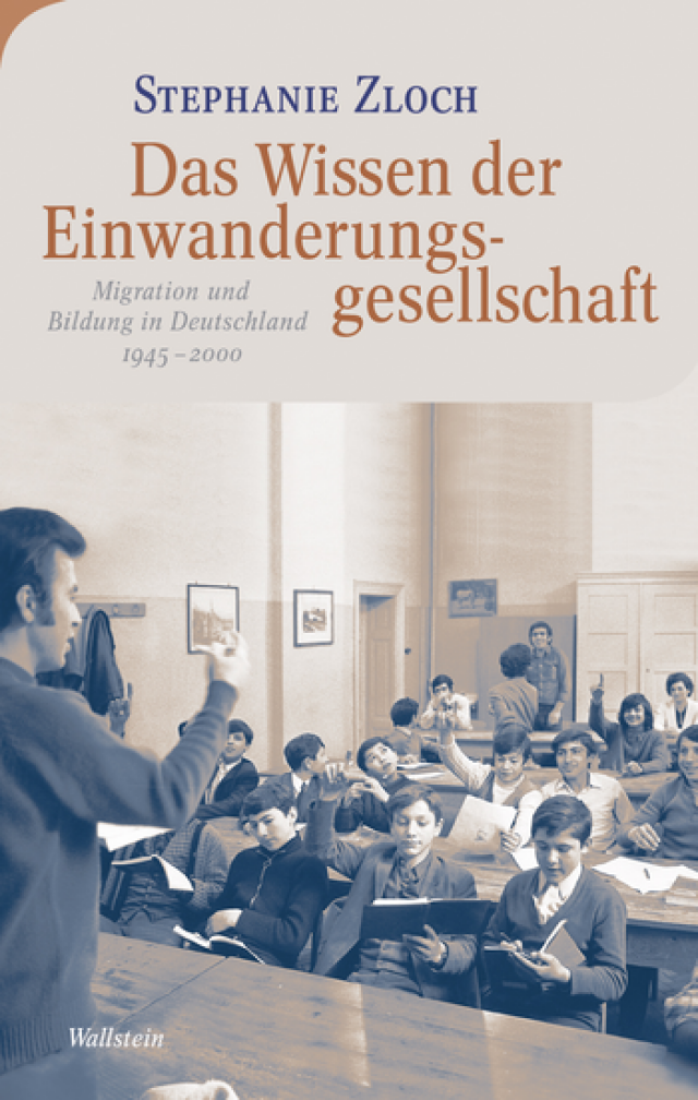 Buchcover auf dem Deutschunterricht für jugendliche Gastarbeiter aus Italien und aus der Türkei in der Carl-Hofer-Schule im Jahr 1971 zu sehen sind