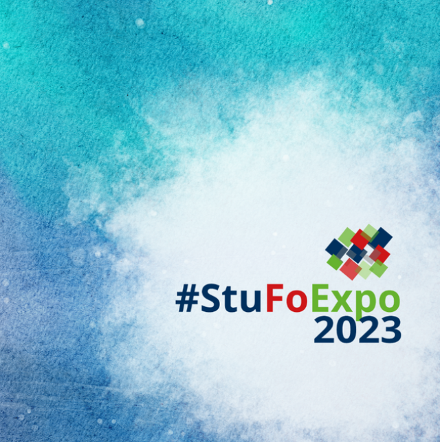 wolkig-blauer Hintergrund mit #StuFoExpo 2023