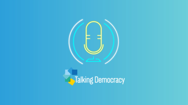  Ein Mikrofon vor hellblauen Grund dazu der Text 'Talking Democracy' und die Grafik aus dem Forum-Midem-Logo.