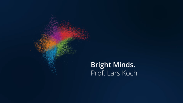  Titelkarte des Videos: 'Bright Minds. Prof. Dr. Lars Koch' auf dunkelblauem Hintergrund