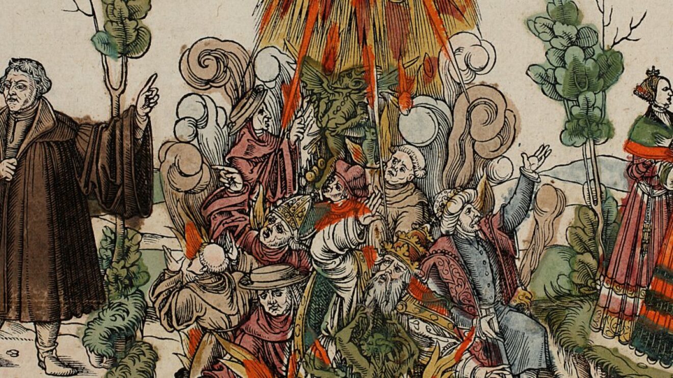 Mittelalterliches Bild auf dem Ein Mann vor Publikum Menschen in Klerusgewändern auf einem Scheiterhaufen verbrennt