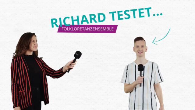  Titelkarte des Videos: Richard und Alina vor einem papierartigen Hintergrund. Text: 'Richard testet: Folkloretanzensemble'