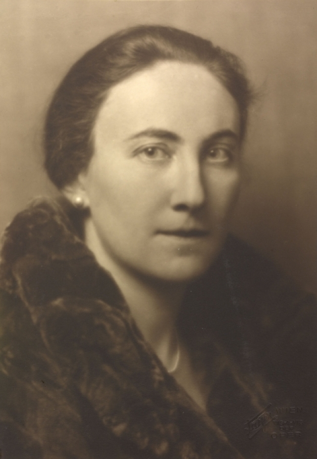 The picture shows a portrait photo of Charlotte Bühler.