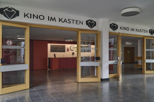 The photo shows the entrance to the movie theater Kino im Kasten.