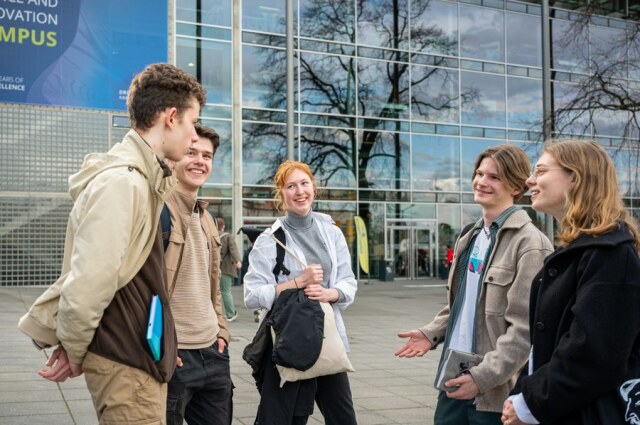 Bild von Frühstudierenden vor dem HSZ der TU Dresden.