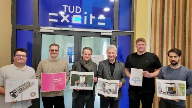 Group photo (6 men) in front of a building entrance: The WISSENSARCHITEKTUR team hands over the room concept to TUD|excite. 