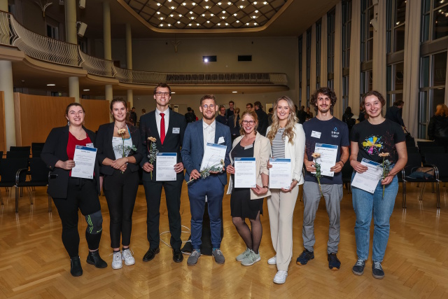 Group photo of the winners of the StuFoExpo 2023 in the Dülfersaal of the TUD