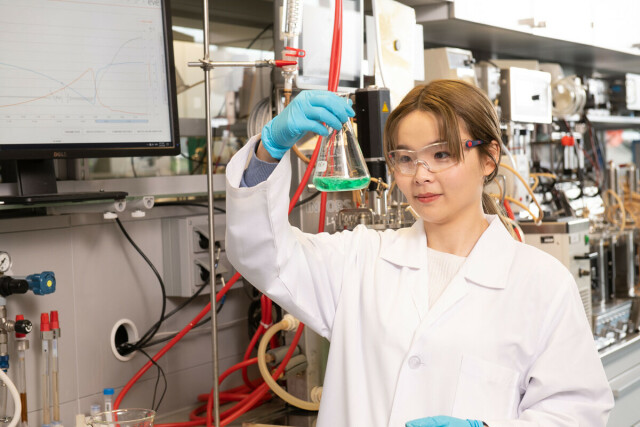 Photo of a Taiwanese student in the laboratory of the Institute of Natural Materials Technology