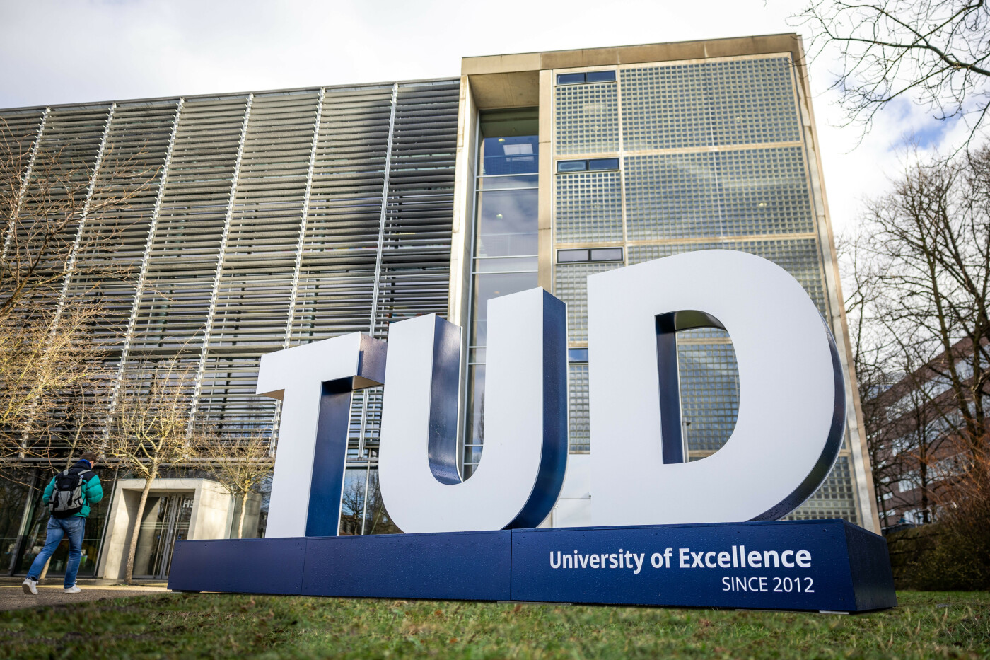 TUD letters in front of the lecture hall center (HSZ).