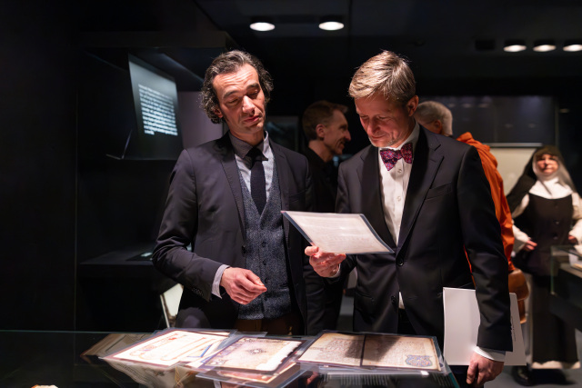 Mirko Breitenstein, Director of FOVOG, and Andreas Handschuh, State Secretary, Saxon State Ministry for Science, Culture and Tourism, look at some of the books from St Marienthal