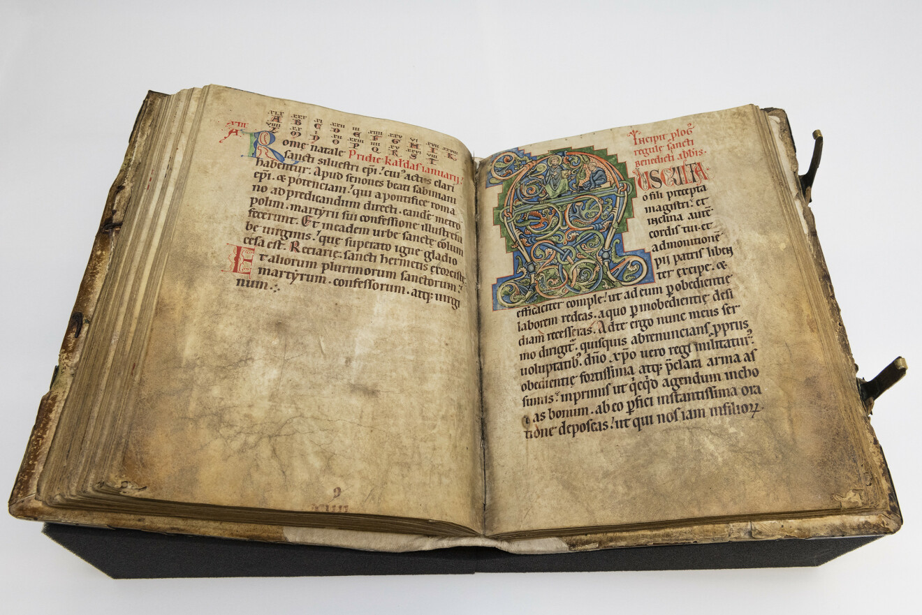 Chapter office book of the Cistercian monastery of Altzelle, end of the Martyrology and beginning of the Benedictine Rule (SLUB Dresden, St. Marienthal, H1/5, pp. 112v/113r)